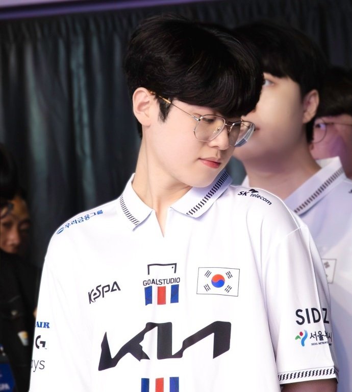 cosmololzeus's tweet photo. 제우스가 가장? 말랐을 때

1. 아시안게임 기간 제우스
2. 훈련소 다녀온 제우스 https://t.co/zjypa75FxH