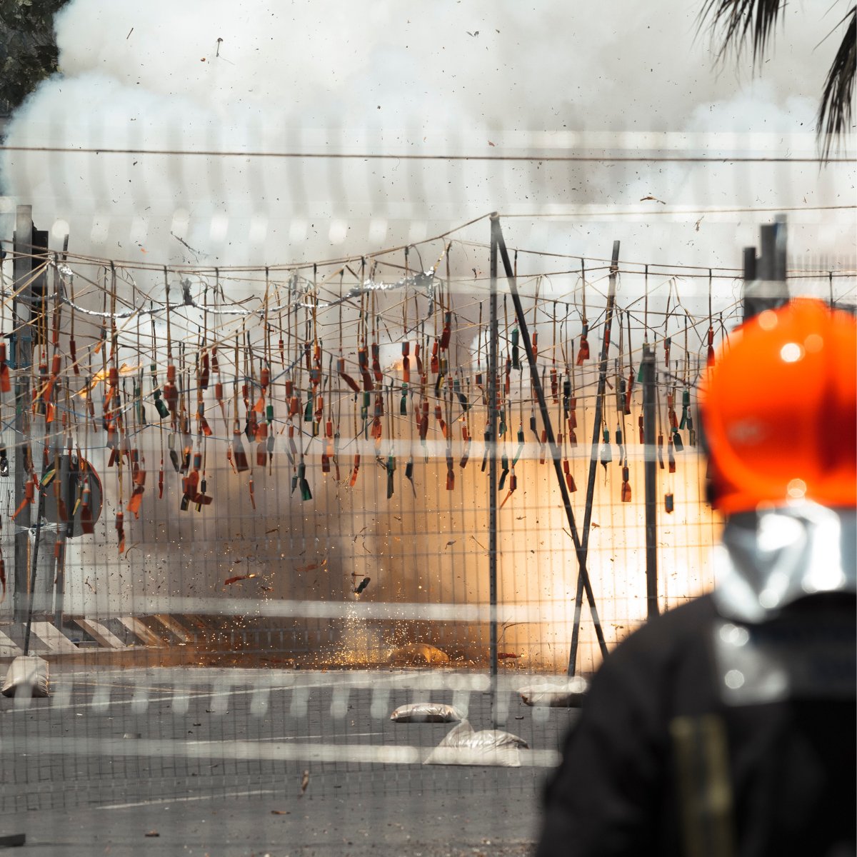 costablancaorg's tweet photo. 🔥🎆 Alicante ya huele a pólvora y fiesta. Del 20 al 24, les Fogueres de Sant Joan, declaradas de Interés Turístico Internacional, volverán a llenar la ciudad de arte, tradición y emoción. ¿Vas a vivirlas? Te dejamos nuestra guía 👉 https://t.co/e1gJRpI66W https://t.co/y9FT2zIaZW