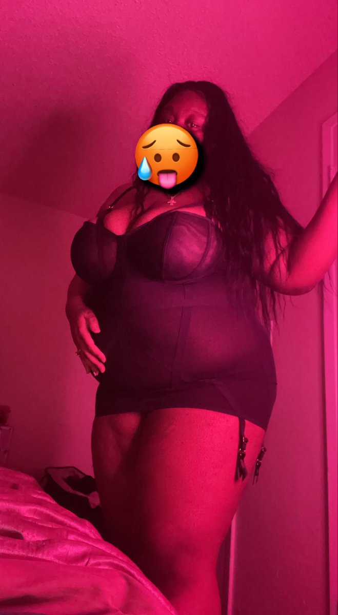 RayvnLuxxe's tweet photo. I’m 6’1 , of course I’d crush you 😏 https://t.co/laiH8ReMF2
