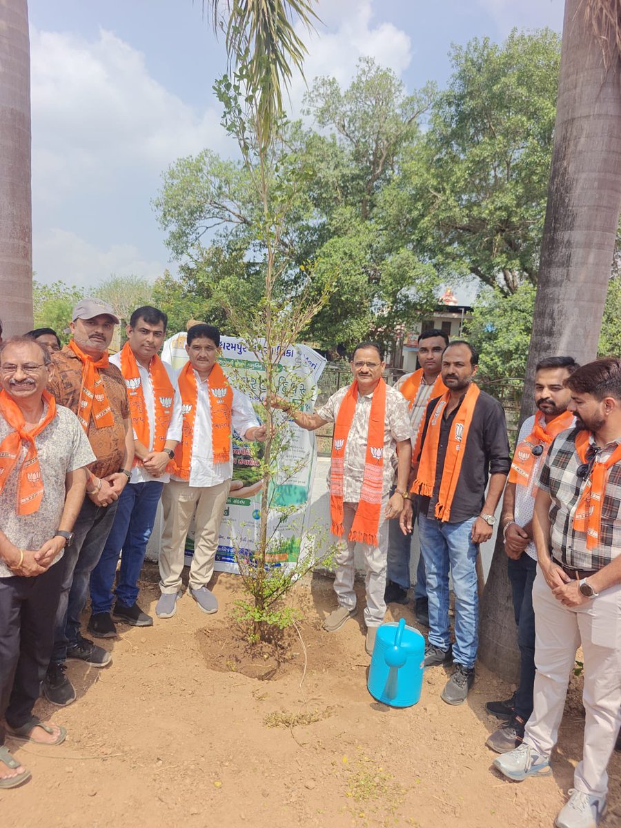 devrshibharucha's tweet photo. વિશ્વ પર્યાવરણ દિન નિમિતે,  ધરમપુર માં કુશળ કુંવરબા તળાવ અને અંબામાતા મંદિર ધોબી ધોવાણ પર વૃક્ષા રોપણ નો કાર્યક્રમ https://t.co/JMmVHspJ6i
