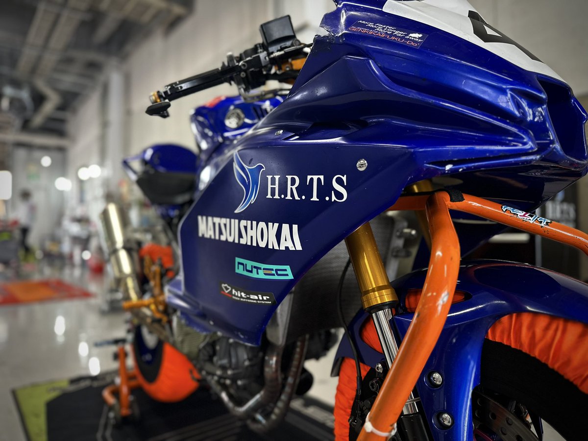 HRTS_Service's tweet photo. 本日から鈴鹿サーキット
サンデーロードレース

午前中は雨の為、微妙な路面で250は走らせられず…
午後からアタック開始

しかし、15分/1本とは💦
一瞬でセッションが終わる😅 https://t.co/9yKuvx14F7