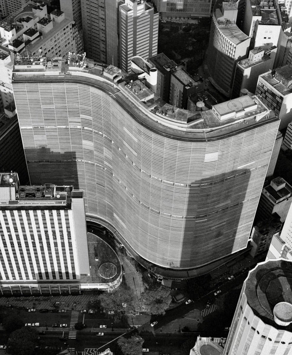 AnjiHanzel's tweet photo. Oscar Niemeyer, Edificio Copan, 1966 (BI Brasil) https://t.co/T8dxSaqTmZ