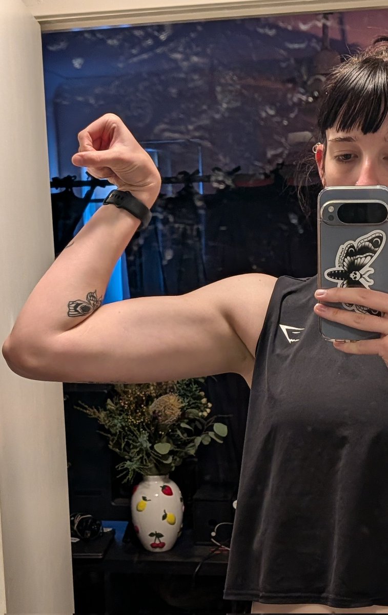 cryylightning's tweet photo. bigger biceps than most of ur boyfriends https://t.co/QMUiCvc6zg