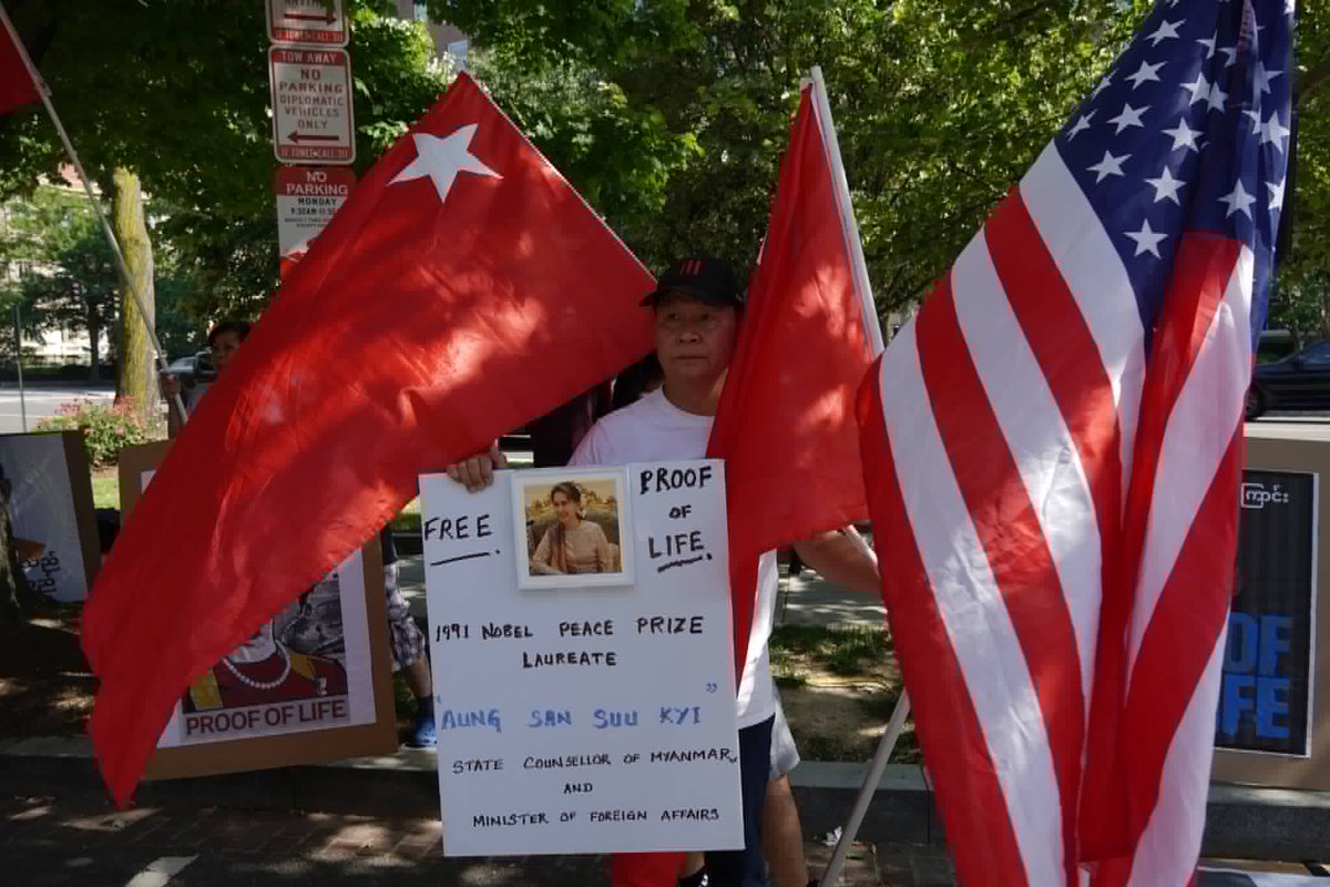 HtetHtet394838's tweet photo. Myanmar democracy activists in the US on Thursday staged a protest in front of the Indian Embassy in Washington to condemn New Delhi's decision to host and hold senior leadership meetings with coup leader Min Aung Hlaing. Photo: The Irrawaddy #WhatsHappeningInMyanmar https://t.co/Yh1VT7cRn5