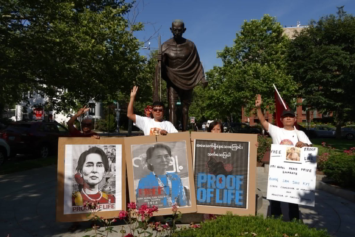 HtetHtet394838's tweet photo. Myanmar democracy activists in the US on Thursday staged a protest in front of the Indian Embassy in Washington to condemn New Delhi's decision to host and hold senior leadership meetings with coup leader Min Aung Hlaing. Photo: The Irrawaddy #WhatsHappeningInMyanmar https://t.co/Yh1VT7cRn5