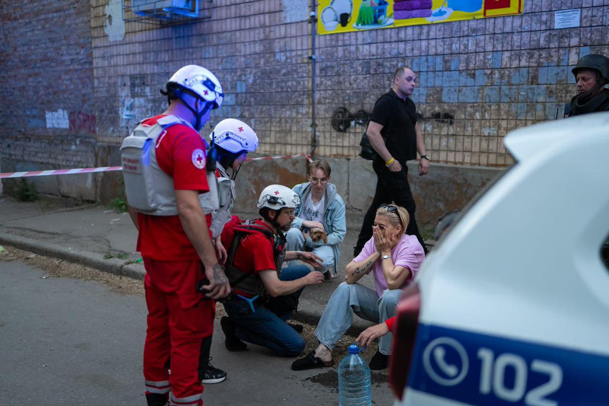 RedCrossUkraine's tweet photo. ⚡️ The Ukrainian Red Cross emergency response team is responding to the aftermath of another Russian drone attack in #Zaporizhzhia. Volunteers provided first aid to 6 injured people and psychological first aid to more than 20 people. #NotATarget #EmergencyResponse https://t.co/wraFiErXYc