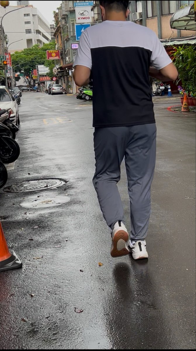 nhyujmbgt's tweet photo. 雨炸過後的台北，終於雨勢減緩
外出用餐，幸運捕捉到小版型三角褲😚
看鞋子感覺有在打羽球之類的運動
#三角褲痕 https://t.co/2HV3loNPQb