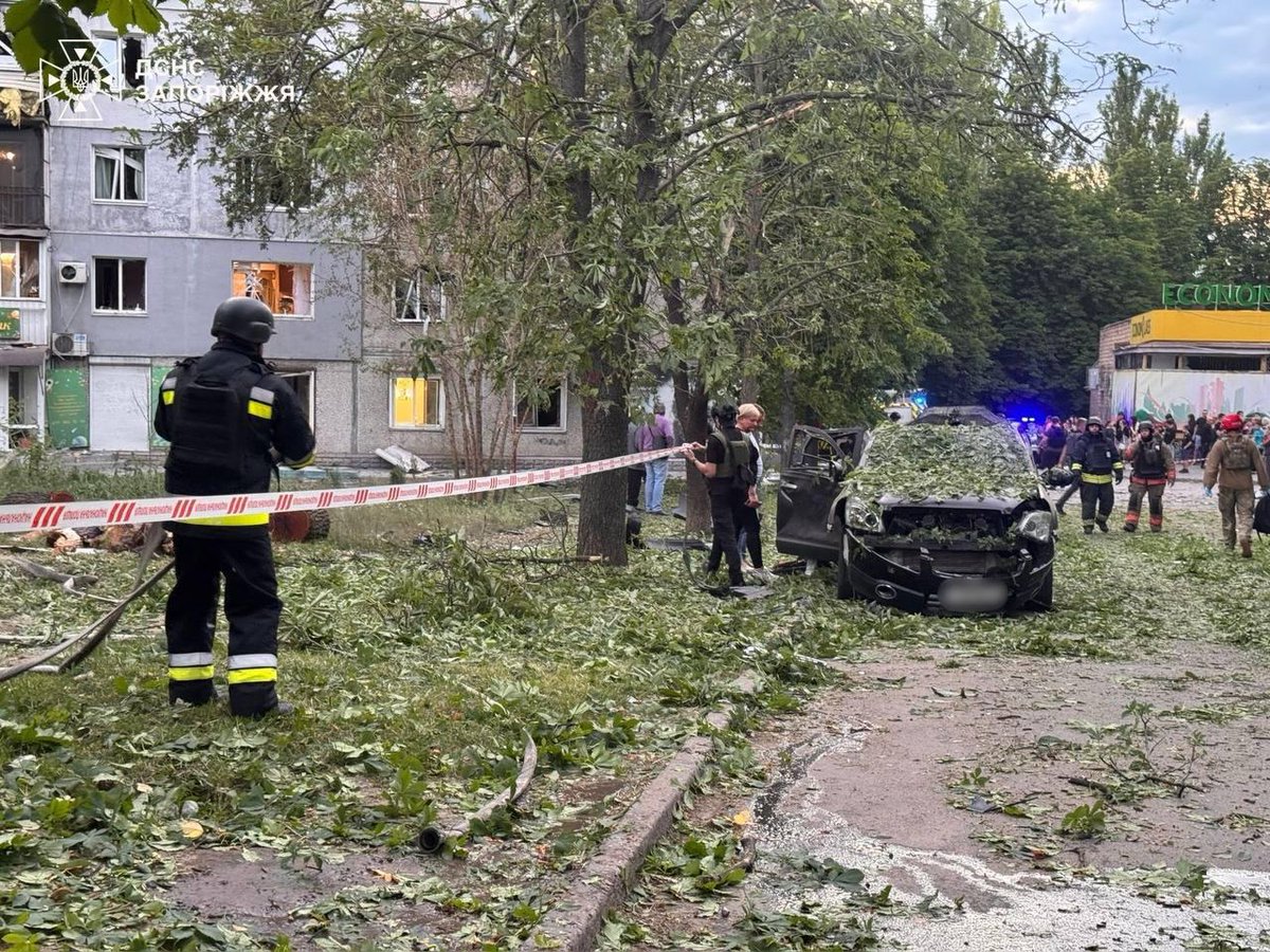 RedCrossUkraine's tweet photo. ⚡️ The Ukrainian Red Cross emergency response team is responding to the aftermath of another Russian drone attack in #Zaporizhzhia. Volunteers provided first aid to 6 injured people and psychological first aid to more than 20 people. #NotATarget #EmergencyResponse https://t.co/wraFiErXYc