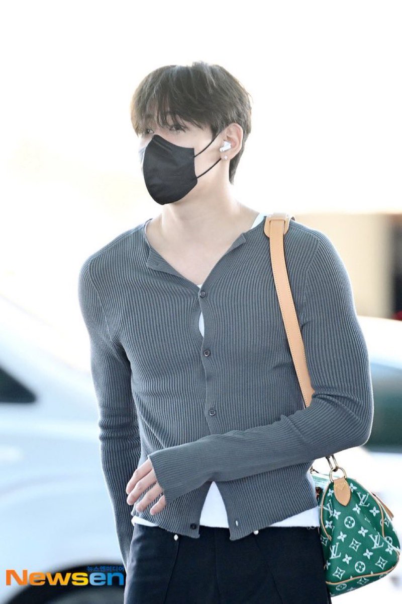 BB1a_Enjoy's tweet photo. ไม่ได้เห็นคุณแบมแบมใช้ Speedy P9 Bandoulière 25 - Green มาสักพักล่ะ แต่หยิบมาใช้เมื่อไหร่ก็เหมาะลงตัวมากๆ สมมง HA LV ที่สุดดด 🌟

#LOUISVUITTON @LouisVuitton 
#BamBaminVietnam 
#BamBam #뱀뱀 @BamBam1A 
@BAMBAMxBAMMIE https://t.co/Fc1XP8wpeG