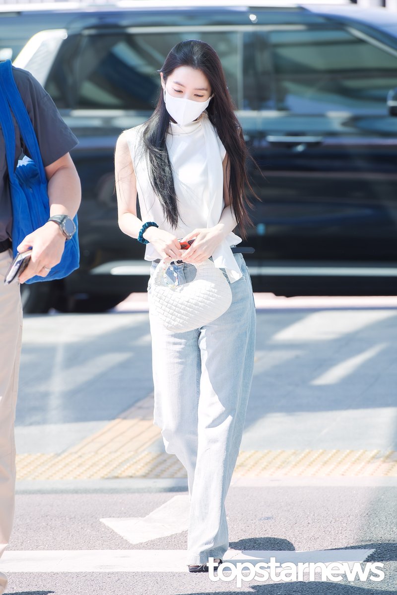 TSN_PHOTO's tweet photo. [HD포토] 레드벨벳 아이린, ‘아시아 투어 떠나는 첫 발걸음’ (인천공항 출국) #아이린 #IRENE #레드벨벳 #RedVelvet #인천공항 #출국 #입국 #프리뷰 https://t.co/DKXFPooyum <- Original Photo https://t.co/yfNWvEDJpa