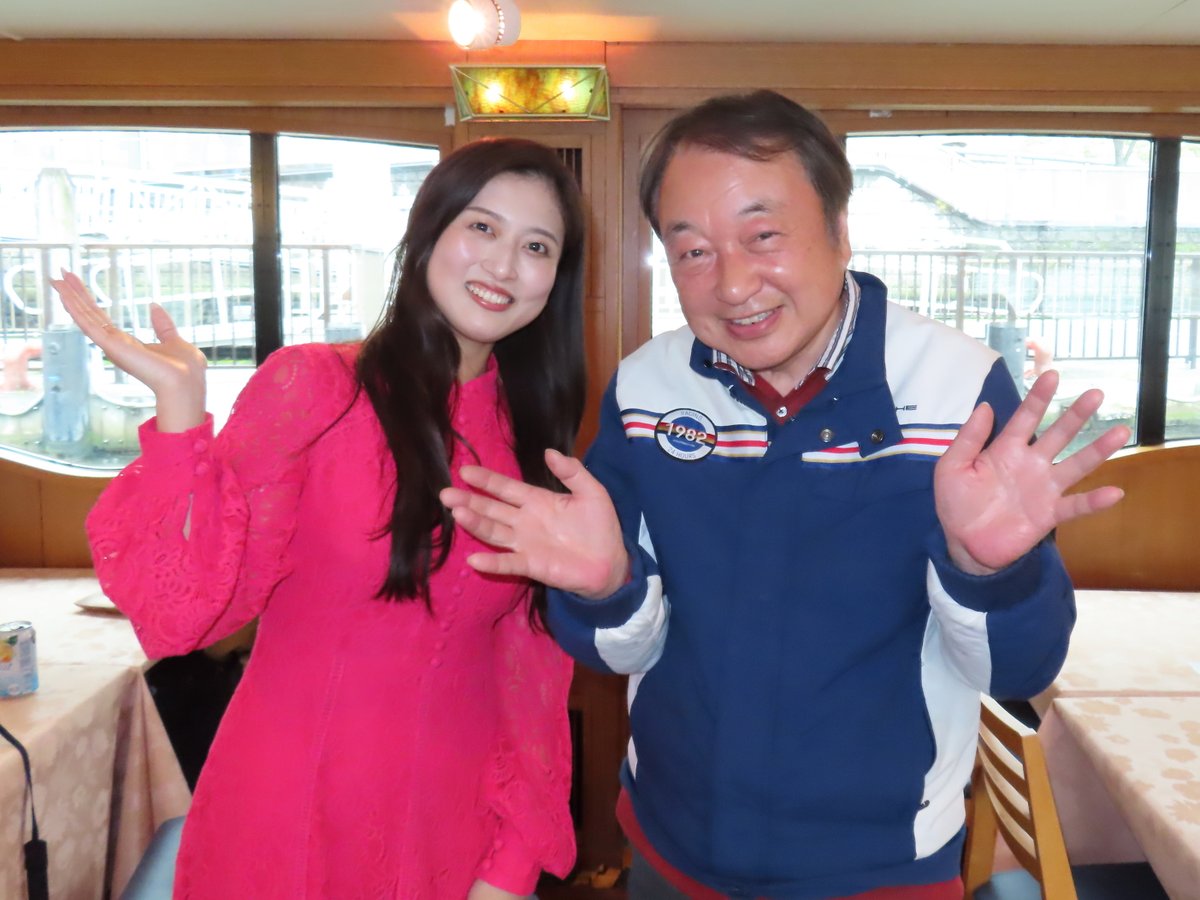 popomk2's tweet photo. 今年の4月1日にミスSAKE日本2024に輝いた歌姫、南侑里さんが北浜の八軒浜発の「ひまわり櫻クルーズ」船上でコンサートを開かれるので　見に行かせて頂きました岸辺の桜も咲き始めており、美しい景色のなかでの演奏を楽しめましたヽ(^。^)ノ3回で投稿
#ミスSAKE日本
#ひまわり櫻クルーズ
#歌姫
#南侑里
#船上コンサート