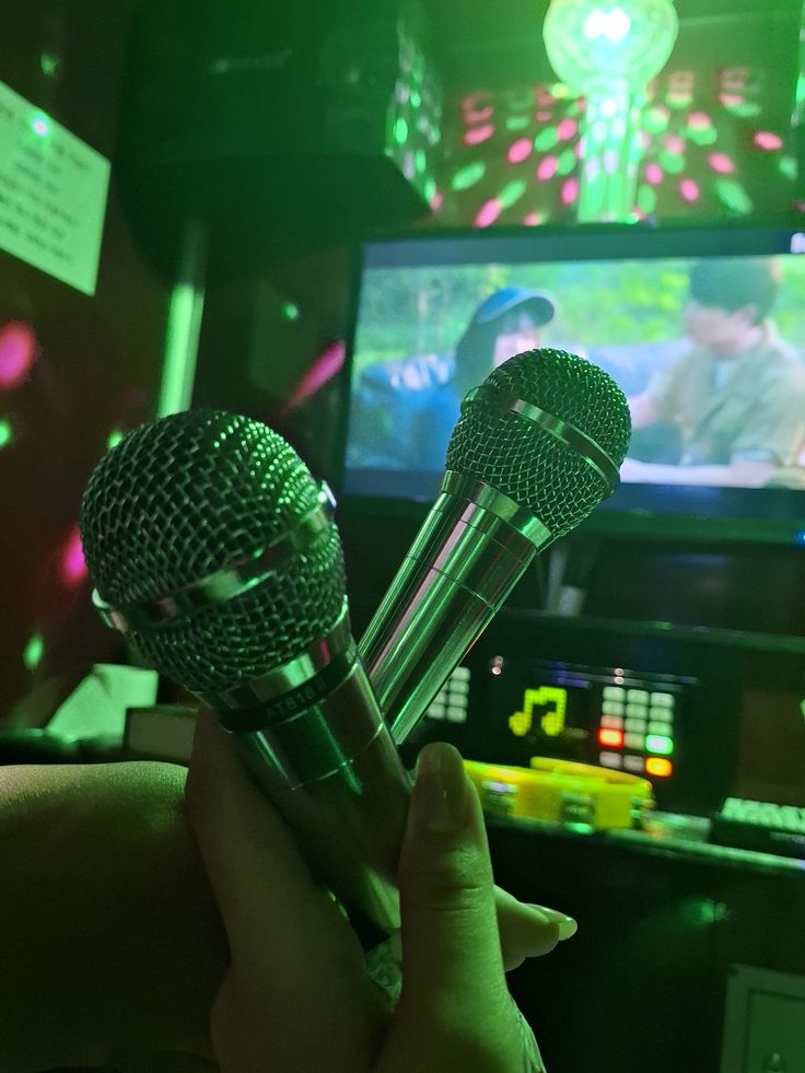 forloveisde4th's tweet photo. SIAPA MAU NYANYI SAMA AKU DAN @wonbism ???? apa mau dinyanyiin?? 😝 hihi... habis karaoke sama pesta, soalnya kata pesta gaboleh lama-lama sedihnya~ jadi kita nyanyi ajaa!! https://t.co/Vm0ddQGG6c
