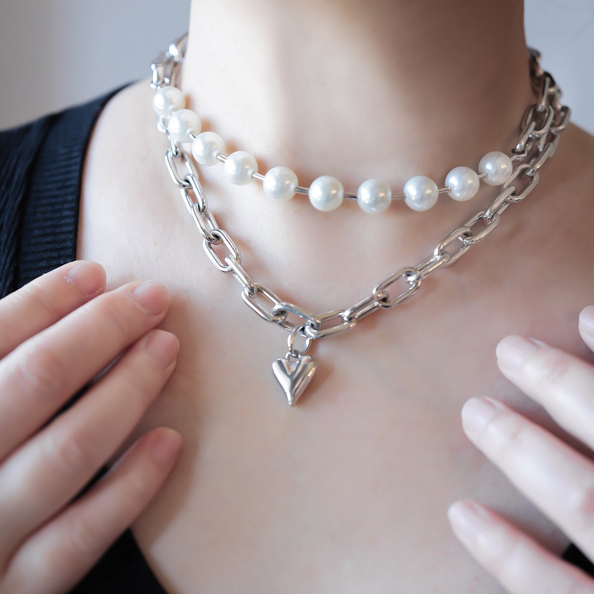 love_rings's tweet photo. ハートチャーム・レイヤードパールネックレス N0009-J

チェーンネックレスとパールラインを組み合わせた、レイヤードスタイルのネックレス。異なる表情を持つ2つのデザインが一体となり、シンプルながらも存在感のある仕上がりになっています。
片側には程よいボリューム感のチェーンリンク、中央には連なるパールモチーフを配置し、カジュアルさと上品さを絶妙なバランスで融合。フロントには小さなハートチャームが揺れ、さりげなく可愛らしいアクセントを添えています。
ハードな印象のチェーンと、柔らかな印象のパールモチーフが織りなすコントラストが魅力。一本で重ね着けをしているような華やかさを楽しめるため、シンプルなコーディネートのアクセントとしても活躍します。
甘すぎず、大人の可愛らしさを演出してくれるデザインで、デイリーからお出かけまで幅広いシーンでお楽しみいただけるネックレスです。

仕様
モチーフサイズ：長さ15ｍｍ、幅13.5、厚み3.4ｍｍ
コマサイズ：長さ16mm、幅9ｍｍ、厚み2.3ｍｍ
チェーン長さ：88cm

https://t.co/xw55zrsmUs

#オーダーメイドジュエリー武田
#ハートチャーム
#ネックレス