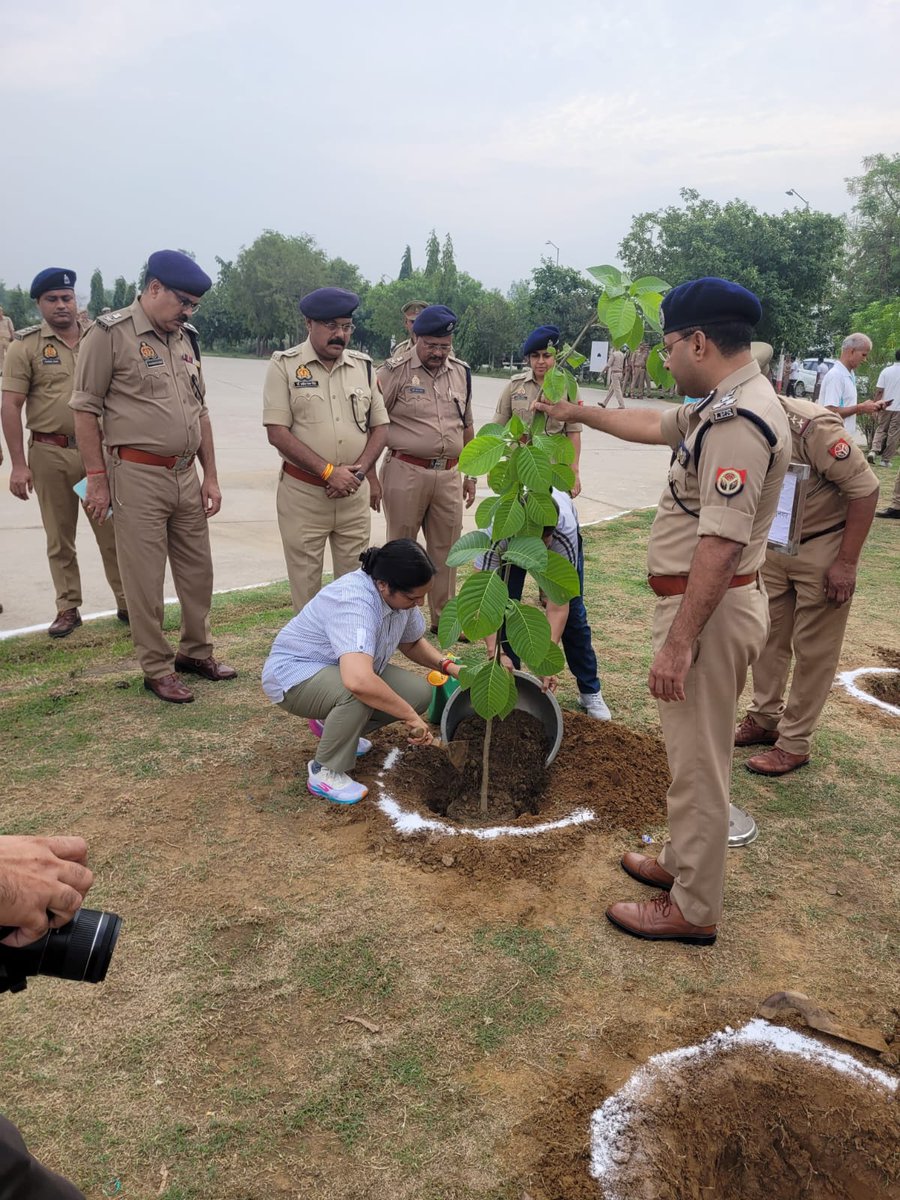 CP_Noida's tweet photo. आइए #एक_पेड़_माँ_के_नाम लगाएं🌴

.@CP_Noida द्वारा पुलिस अधिकारीगण के साथ रिजर्व पुलिस लाइंस, गौतमबुद्धनगर में 'वृक्षारोपण महाभियान-2026' के तहत वृहद वृक्षारोपण किया गया।

'वृक्षारोपण महाभियान-2026' के अन्तर्गत #NoidaPolice द्वारा प्रत्येक पुलिस कार्यालय/थाना में वृक्ष लगाये जा रहे हैं।

#EkPedMaaKeNaam