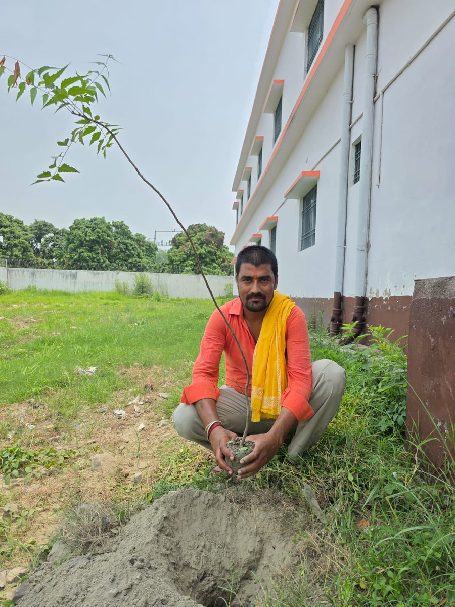 chubay_vikash's tweet photo. विश्व पर्यावरण दिवस के अवसर पर, 'एक पेड़ माँ के नाम' अभियान के तहत आज मुजफ्फरपुर भाजपा पश्चिमी जिला कार्यालय में पौधा रोपण करते हुए!🌳
 आइए, प्रधानमंत्री जी के इस जनआंदोलन से जुड़ें और अधिक से अधिक वृक्षारोपण कर पर्यावरण संरक्षण का संकल्प लें।🌳 https://t.co/dly2OZIytW