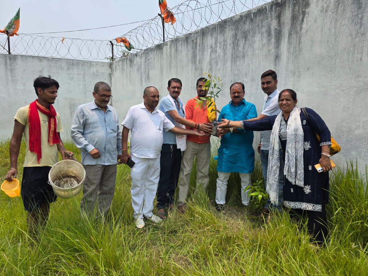 chubay_vikash's tweet photo. विश्व पर्यावरण दिवस के अवसर पर, 'एक पेड़ माँ के नाम' अभियान के तहत आज मुजफ्फरपुर भाजपा पश्चिमी जिला कार्यालय में पौधा रोपण करते हुए!🌳
 आइए, प्रधानमंत्री जी के इस जनआंदोलन से जुड़ें और अधिक से अधिक वृक्षारोपण कर पर्यावरण संरक्षण का संकल्प लें।🌳 https://t.co/dly2OZIytW