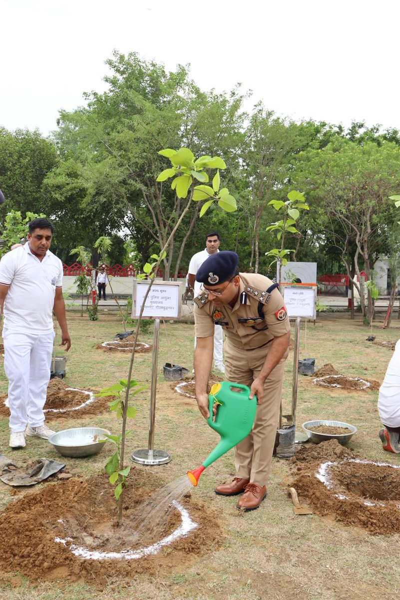 CP_Noida's tweet photo. आइए #एक_पेड़_माँ_के_नाम लगाएं🌴

.@CP_Noida द्वारा पुलिस अधिकारीगण के साथ रिजर्व पुलिस लाइंस, गौतमबुद्धनगर में 'वृक्षारोपण महाभियान-2026' के तहत वृहद वृक्षारोपण किया गया।

'वृक्षारोपण महाभियान-2026' के अन्तर्गत #NoidaPolice द्वारा प्रत्येक पुलिस कार्यालय/थाना में वृक्ष लगाये जा रहे हैं।

#EkPedMaaKeNaam