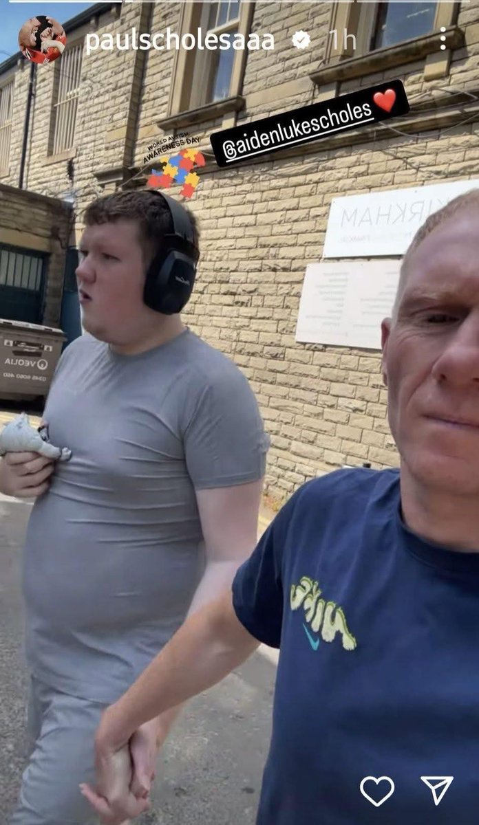 TheFootyFeed's tweet photo. Paul Scholes emotionally opening up on the challenges of having a child with "severe special needs" after refusing to answer a question on the podcast 'The Overlap'.

The Manchester United legend has a son named Aiden who is 20 years old. Aiden was diagnosed with autism as a child and is non-verbal.

"Just filmed an Overlap and we were asked the question. What has had the biggest impact on our lives, to which I couldn't answer even though I knew..."

"Without question having a boy with severe special needs, wishing he was normal every single day and then realising how lucky I am when I see another family that are worse off than we are.

A side to Scholesy that not many people know about, what a legend he is 👌