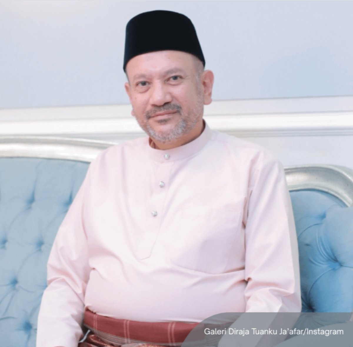 NewsBFM's tweet photo. 🚨JUST IN: Negeri Sembilan's Undang and the Tunku Besar Tampin have officially proclaimed Tunku Nadzaruddin Tuanku Ja'afar as the 12th Yang di-Pertuan Besar of Negeri Sembilan.

"We understand there may be some issues but we shall overcome these together," said former Menteri Besar Rais Yatim.

🧵1