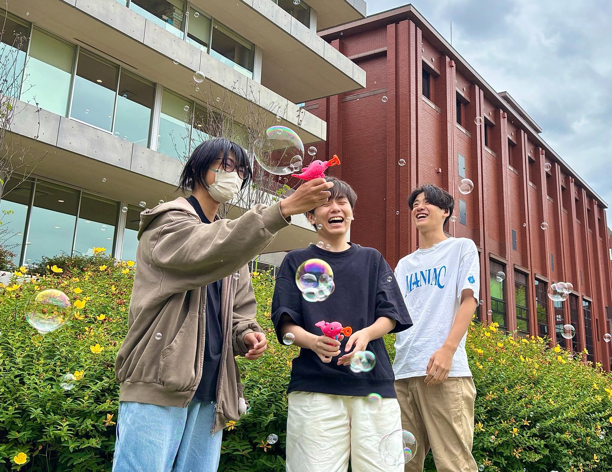 ryukoku_univ_pr's tweet photo. ／
しゃぼん玉で広がる交流の輪🫧
＼
本日、共生のキャンパスづくり実行委員会と京都シャボン玉飛ばし隊との共同開催で「しゃぼん玉交流会」を行いました✨
大小さまざまなしゃぼん玉がキャンパスに広がり、参加者同士の笑顔があふれるひとときとなりました🌈
今後もイベントを企画予定ですのでぜひご参加ください🌟