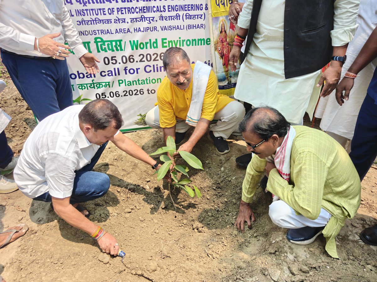 asinghmla's tweet photo. आज 'विश्व पर्यावरण दिवस' के अवसर पर हाजीपुर औद्योगिक क्षेत्र के सीपेट में बिहार सरकार के माननीय मंत्री श्री प्रमोद चंद्रवंशी जी एवं भाजपा वैशाली दक्षिणी के जिला अध्यक्ष श्री अजय कुशवाहा जी के साथ संस्थान के प्रांगण में पौधरोपण किया।
#WorldEnvironmentDay https://t.co/a4x1z1YhcR