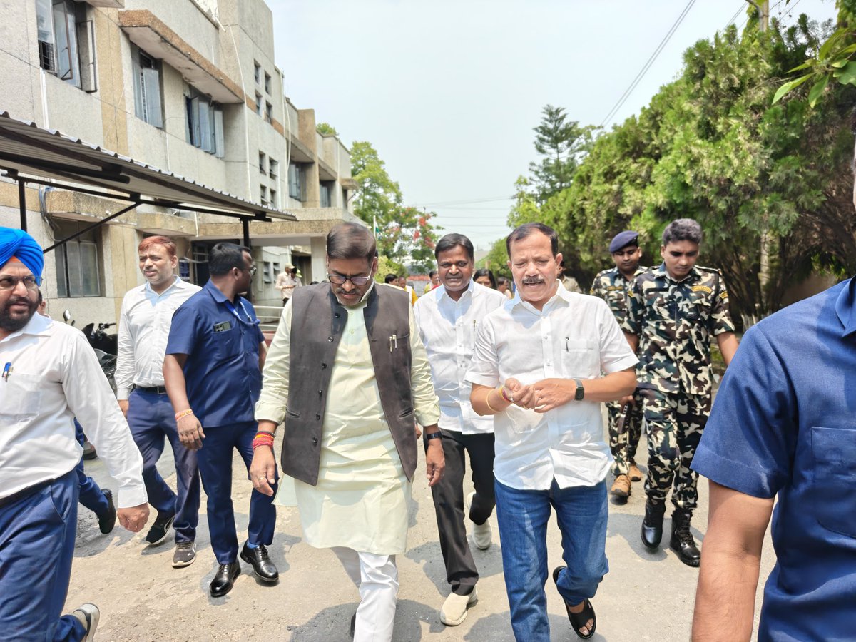 asinghmla's tweet photo. आज 'विश्व पर्यावरण दिवस' के अवसर पर हाजीपुर औद्योगिक क्षेत्र के सीपेट में बिहार सरकार के माननीय मंत्री श्री प्रमोद चंद्रवंशी जी एवं भाजपा वैशाली दक्षिणी के जिला अध्यक्ष श्री अजय कुशवाहा जी के साथ संस्थान के प्रांगण में पौधरोपण किया।
#WorldEnvironmentDay https://t.co/a4x1z1YhcR