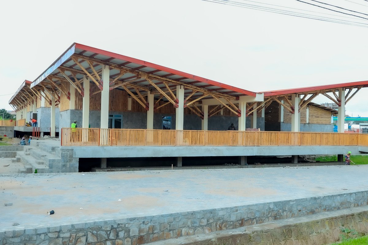 MusanzeDistrict's tweet photo. The Food Park construction, one of district’s flagship urban development projects, is 90% complete and expected to be finalized by the end of June 2026. Officially launched on February 20, 2025, the project is being implemented with a budget of Rwf 1.307 billion funded by LODA. https://t.co/oQG1ynbOan