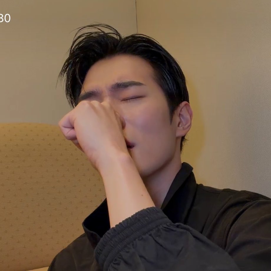 hamseopark's tweet photo. You noticed a person who farted in the elevator: https://t.co/7VHpE4sv01