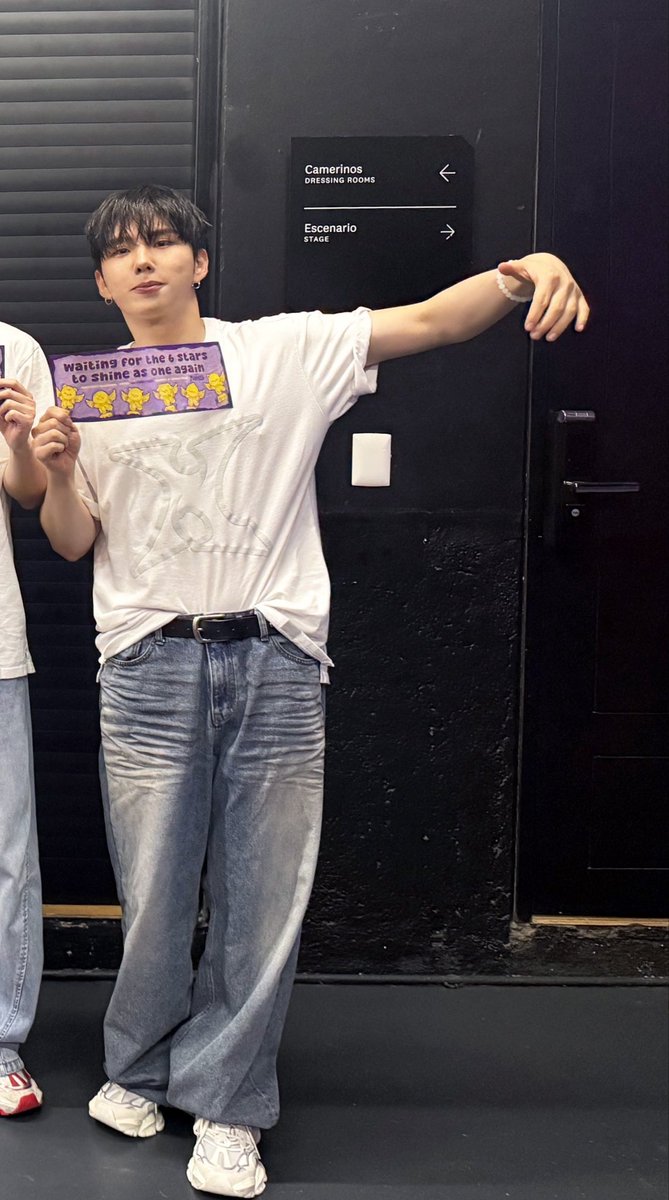 ykhnmx's tweet photo. Kihyun guardando el espacio de Changkyun 🥹 https://t.co/aOLs0pCWpd