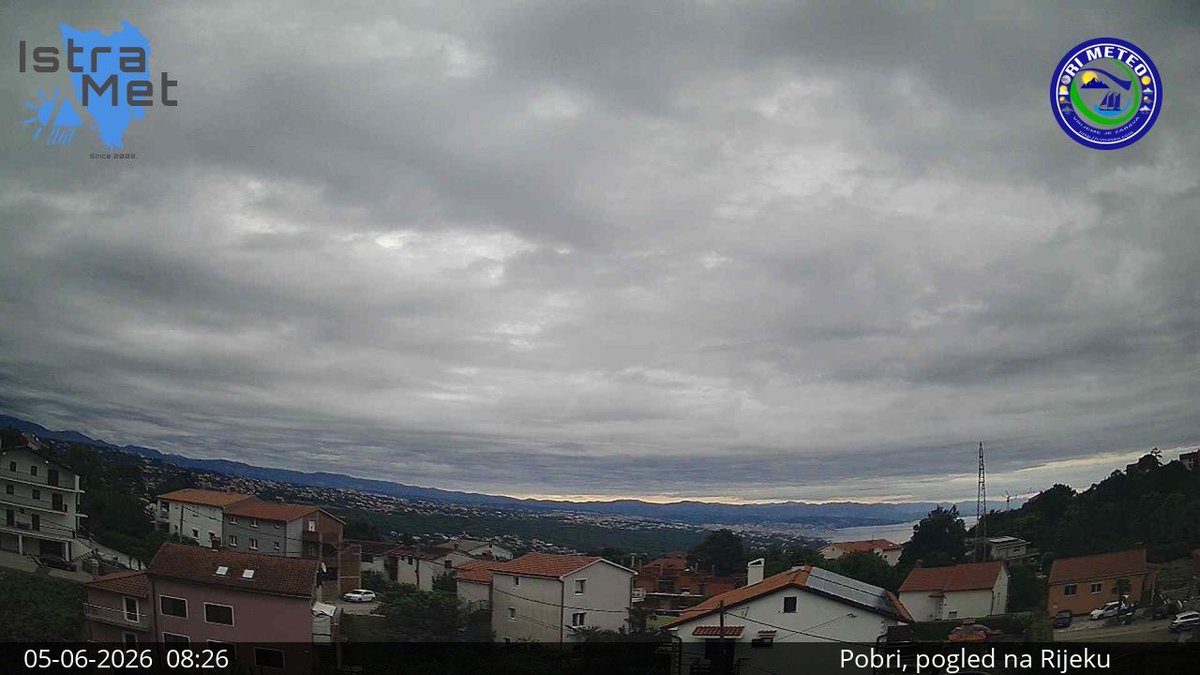 IstraMet's tweet photo. Opet oblaci, slabe kiše ima na sjeveru Istre. ☁️ https://t.co/MuOFDUz8Rt