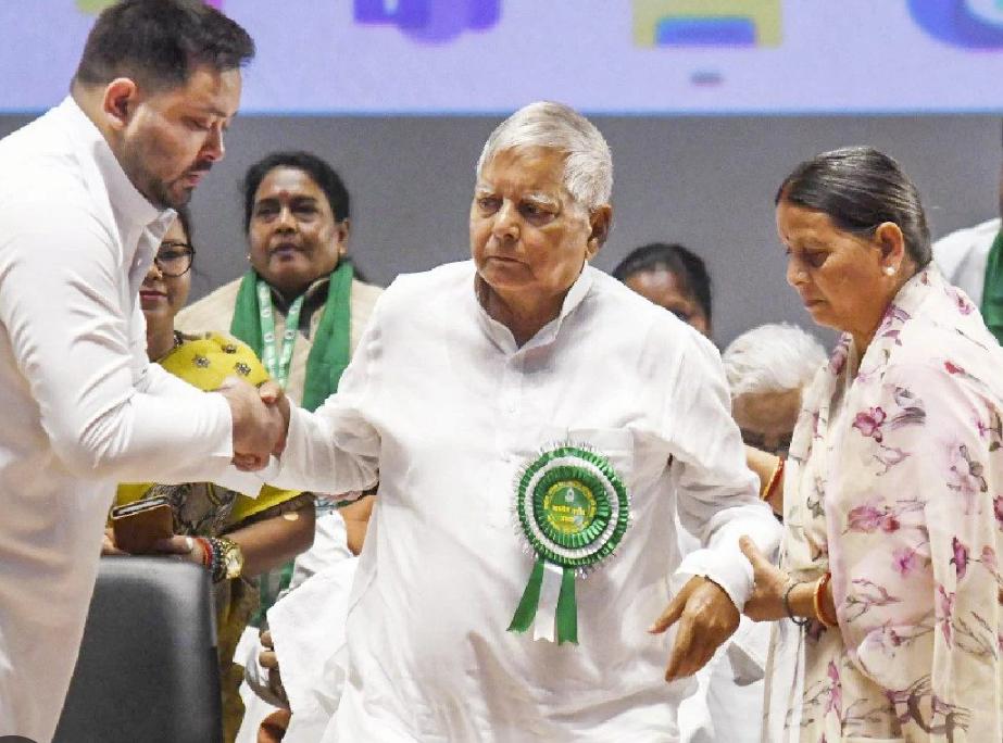 PoonamYadav9999's tweet photo. बिहार की राजनीति में एक बार फिर सुरक्षा व्यवस्था को लेकर बड़ा फैसला सामने आया है।

राज्य सरकार ने पूर्व मुख्यमंत्री लालू प्रसाद यादव जी और उनकी पत्नी राबड़ी देवी की Z कैटेगरी सुरक्षा तथा तेज प्रताप यादव की Y कैटेगरी सुरक्षा को समाप्त कर दिया है।

वहीं तेजस्वी यादव की Y श्रेणी सुरक्षा में किसी प्रकार का बदलाव नहीं किया गया है, इस फैसले के बाद राजनीतिक गलियारों में नई बहस शुरू हो गई है। 

समर्थकों का कहना है कि यह निर्णय सुरक्षा मूल्यांकन के आधार पर लिया गया है, जबकि विरोधी इसे राजनीतिक दृष्टि से भी जोड़कर देख रहे हैं।

सवाल यह भी उठ रहा है कि क्या सुरक्षा श्रेणी में बदलाव केवल प्रशासनिक प्रक्रिया है या इसके पीछे कोई राजनीतिक संदेश भी छिपा है।