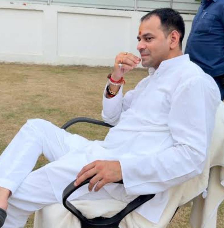 PoonamYadav9999's tweet photo. बिहार की राजनीति में एक बार फिर सुरक्षा व्यवस्था को लेकर बड़ा फैसला सामने आया है।

राज्य सरकार ने पूर्व मुख्यमंत्री लालू प्रसाद यादव जी और उनकी पत्नी राबड़ी देवी की Z कैटेगरी सुरक्षा तथा तेज प्रताप यादव की Y कैटेगरी सुरक्षा को समाप्त कर दिया है।

वहीं तेजस्वी यादव की Y श्रेणी सुरक्षा में किसी प्रकार का बदलाव नहीं किया गया है, इस फैसले के बाद राजनीतिक गलियारों में नई बहस शुरू हो गई है। 

समर्थकों का कहना है कि यह निर्णय सुरक्षा मूल्यांकन के आधार पर लिया गया है, जबकि विरोधी इसे राजनीतिक दृष्टि से भी जोड़कर देख रहे हैं।

सवाल यह भी उठ रहा है कि क्या सुरक्षा श्रेणी में बदलाव केवल प्रशासनिक प्रक्रिया है या इसके पीछे कोई राजनीतिक संदेश भी छिपा है।