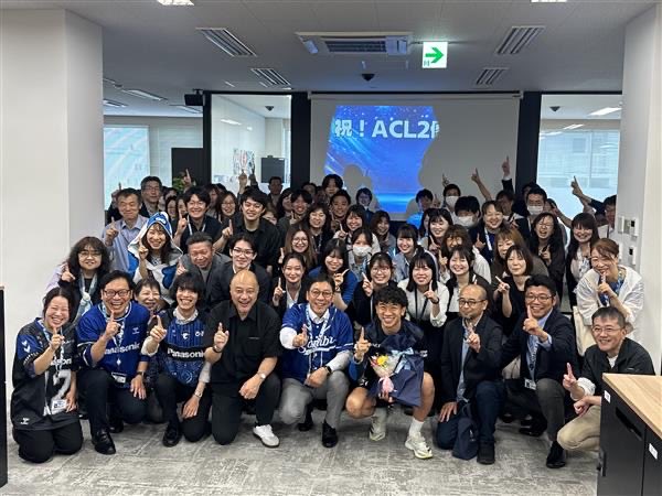 GAMBA_OFFICIAL's tweet photo. 先日、ACL2優勝のご報告と感謝をお伝えするため、パートナー企業に訪問しました🏆
日頃からクラブを支えてくださる皆さまのお力添えがあってこそのタイトルです。
改めまして、ありがとうございます。 
これからもパートナー企業の皆さまと共に、さらなる高みを目指して参ります！
 
#ガンバ大阪 #GAMBAOSAKA