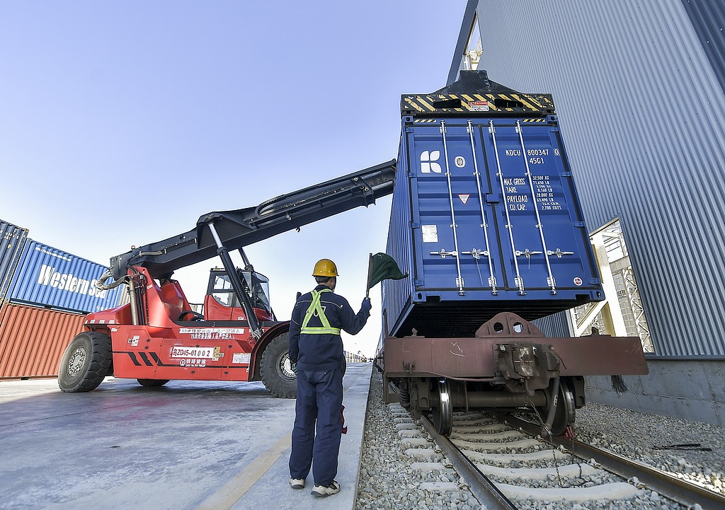 ExploreXJ's tweet photo. Alataw Pass in #Xinjiang hit a record 10.72 million tonnes of freight in the January-April period, up 11% y-o-y.

Road cargo jumped 46% to 517,000 tonnes, while its railway port leads China in China-Europe freight train services with 128 routes to 21 countries. #DynamicXinjiang https://t.co/gZVzLg6FhW
