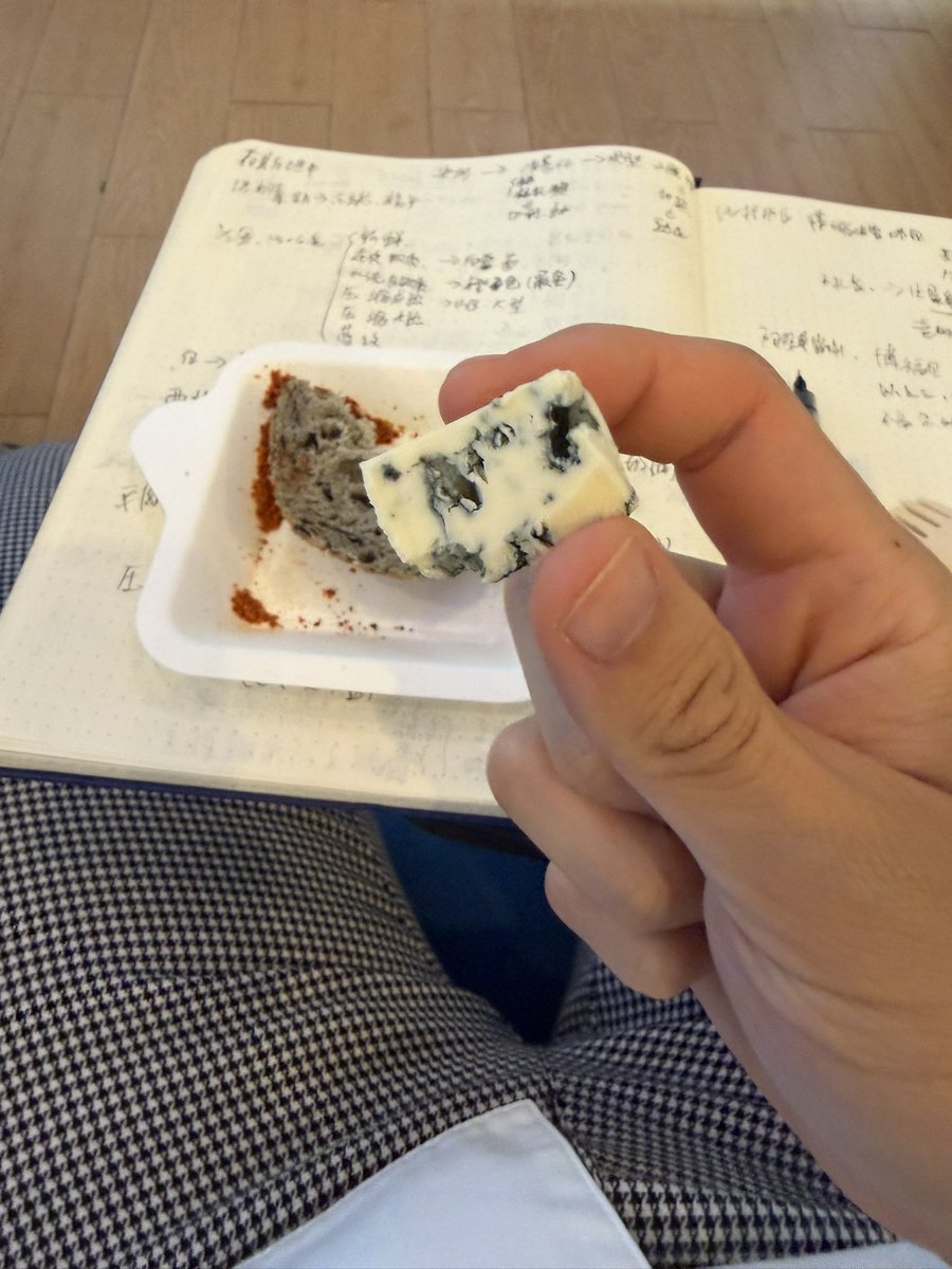 lextoke's tweet photo. 修道院出的两款奶酪都格外……浓烈
别小瞧那些吃不到肉、没有*生活的神职人员为了吃到一口肉感的决心啊啊啊啊 https://t.co/yExXaqurbf