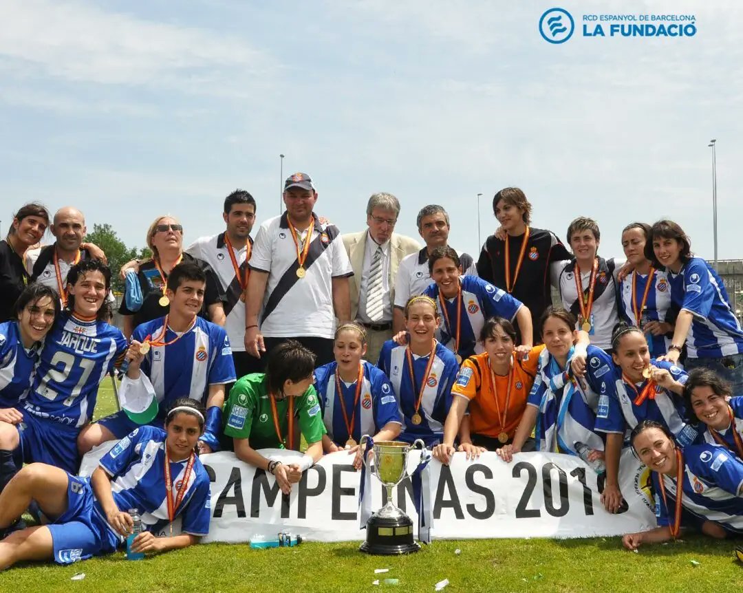 somel1900's tweet photo. FEMENINO | 🔙🏆 Hace 16 años el @RCDEFemeni alzó la quinta #CopaDeLaReina de su historia

🆚 Fue por 3-1 ante el Rayo Vallecano en la final de Basauri (Vizcaya)

🤍💙 Ese partido lo jugaron @Monforte11 y Lara Rabal, que siguen siendo historia de nuestro club

📸 RCDE

#rcde https://t.co/nZw36vinpj