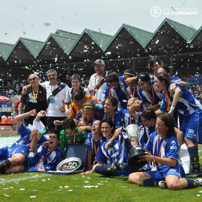 somel1900's tweet photo. FEMENINO | 🔙🏆 Hace 16 años el @RCDEFemeni alzó la quinta #CopaDeLaReina de su historia

🆚 Fue por 3-1 ante el Rayo Vallecano en la final de Basauri (Vizcaya)

🤍💙 Ese partido lo jugaron @Monforte11 y Lara Rabal, que siguen siendo historia de nuestro club

📸 RCDE

#rcde https://t.co/nZw36vinpj