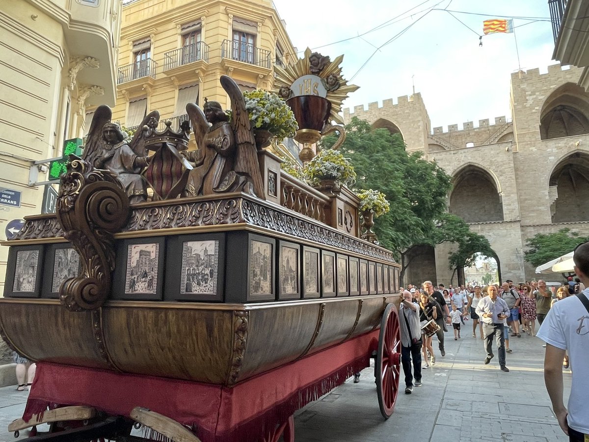 AjuntamentVLC's tweet photo. ⛪ Viu a #València la #FestaGrossa del #CorpusVLC 2026!

Actes centrals👇

📅 Hui, des de les 9:30 hores 💮 lliurament de pomells i entrada de 🎶 bandes de música (12:30 h) | 📍plaça de la Reina- plaça de l'Ajuntament.

💐Monuments florals per a commemorar el 700 aniversari | 📍plaça de la Reina (10 h).

🐎 Trasllat de les Roques i el Bestiari | 📍plaça de la Mare de Déu (20 h).

🌙 Nit d'albaes i danses des de la 📍 plaça Dramaturg Fausto Hernández fins al Palau Arquebisbal (23:30 h).

👀 Consulta tota la programació 🔗 https://t.co/ZwIvygMATZ