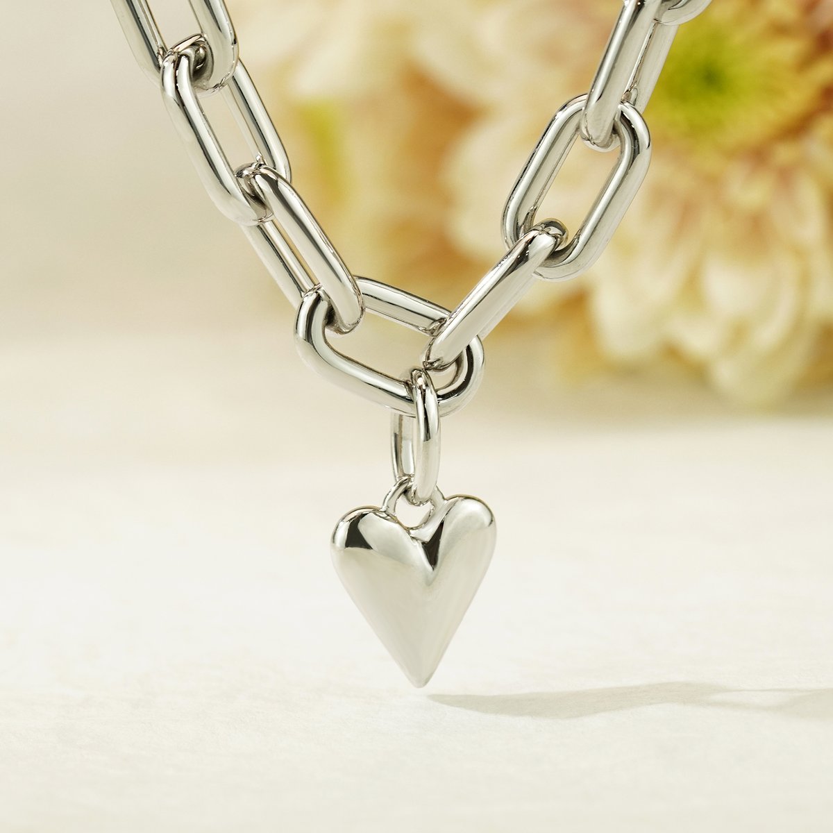 love_rings's tweet photo. ハートチャーム・レイヤードパールネックレス N0009-J

チェーンネックレスとパールラインを組み合わせた、レイヤードスタイルのネックレス。異なる表情を持つ2つのデザインが一体となり、シンプルながらも存在感のある仕上がりになっています。
片側には程よいボリューム感のチェーンリンク、中央には連なるパールモチーフを配置し、カジュアルさと上品さを絶妙なバランスで融合。フロントには小さなハートチャームが揺れ、さりげなく可愛らしいアクセントを添えています。
ハードな印象のチェーンと、柔らかな印象のパールモチーフが織りなすコントラストが魅力。一本で重ね着けをしているような華やかさを楽しめるため、シンプルなコーディネートのアクセントとしても活躍します。
甘すぎず、大人の可愛らしさを演出してくれるデザインで、デイリーからお出かけまで幅広いシーンでお楽しみいただけるネックレスです。

仕様
モチーフサイズ：長さ15ｍｍ、幅13.5、厚み3.4ｍｍ
コマサイズ：長さ16mm、幅9ｍｍ、厚み2.3ｍｍ
チェーン長さ：88cm

https://t.co/xw55zrsmUs

#オーダーメイドジュエリー武田
#ハートチャーム
#ネックレス