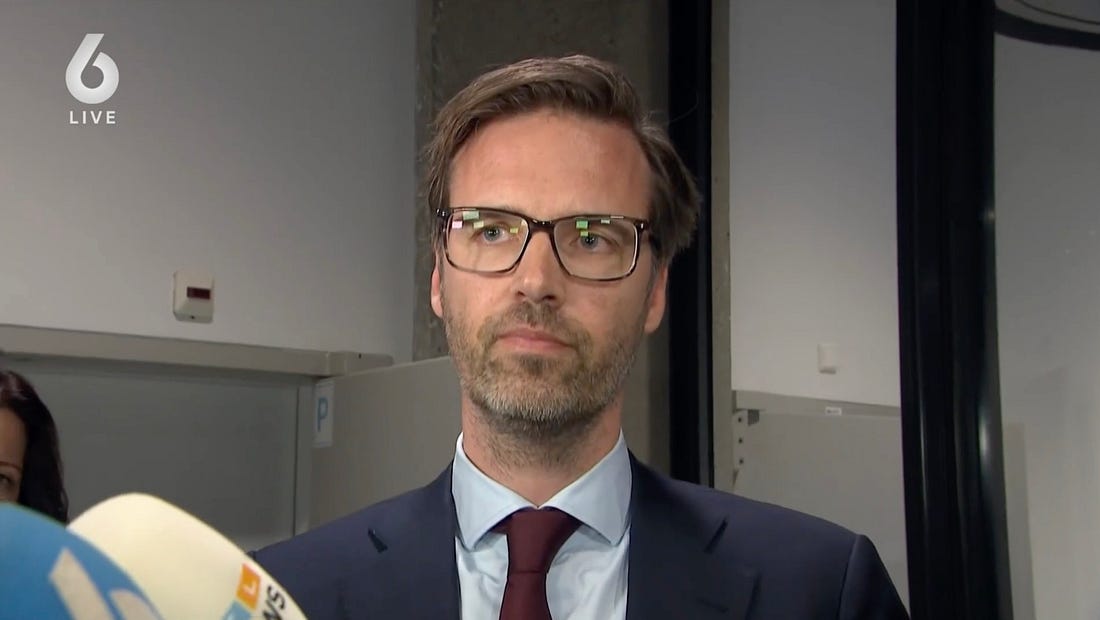 LeePeleeg's tweet photo. Sjoerd Sjoerdsma is een man die je NOOIT kunt vertrouwen.
Eerst bezuinigt hij op UNRWA-steun om zijn begroting er bij rechts door te jassen. Nog geen week later draait hij het om en pompt tóch 19 miljoen extra naar de omstreden organisatie, terwijl de Kamer dat net had afgewezen. Links én rechts voelen zich bedrogen. Hij noemt het zelf “onhandig gedaan” en trekt het boetekleed aan. Pure valsheid.
Zelfde man die in 2021 roddelde dat informateur Johan Remkes dronken was tijdens formatie-onderhandelingen. D66 moest excuses maken. Valse woorden, gemene streken, altijd van twee walletjes eten.
Nederland verdient géén D66-hypocriet die Kamer en coalitie besodemiert. Onbetrouwbaar tot op het bot.
 #D66 @D66 #sjoerdsma
