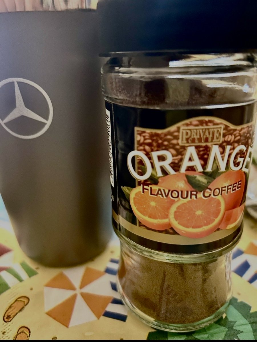 devouredbook's tweet photo. チャ・スンウォン(Cha Seung-won)が

He probably went to a shop called Kaldi to buy their orange coffee☕︎
カルディのオレンジコーヒーが売り切れていたから落ち込んでたと語る姿を見てから同じコーヒーをリピ中！

このコーヒーは、
「プライベートクラブ」というインドネシアのブランドのフレーバーコーヒーで4種類。
This☕️ Four flavored coffees from an Indonesian brand called “Private Club.”

落ち込むほど、うまいんかな〜ってめちゃ気になったのが、きっかけ。
彼は、俳優としても「チャジュンマ」な料理上手としても大好きな人☺️

お迎えしてみたら、柑橘の香りとコーヒーの苦みがクセになって今やリピ3回目。
バニラやナッツ系はよく見るのにオレンジはやっぱり珍しくて、サイズが大きすぎないから飲み切りやすいし、見かけるたびについカゴに入れちゃうマイブームです。最近は、どこのカルディでもカルディオンラインでもAmazonでも楽天でも買えます。☕️🍊
スタバのオレンジ系ドリンクや海外のお菓子っぽい香りが好きな人はきっとハマると思うので、見かけたらぜひチェックしてみてください☺️

チャ・スンウォン作品
Our Blues ／ 私たちのブルース
Splendid Politics ／ 華政
Three Meals a Day ／ 三食ごはん

ちなみにチャ・スンウォンの「チャ」と
“おばさん”という意味の「アジュンマ」を合わせたニックネームで、三食ごはんで料理や家事が上手な“肝っ玉母さん”みたいな彼を愛情込めて呼ぶ言い方らしい。

#コーヒー好きさんと繋がりたい
#オレンジコーヒー