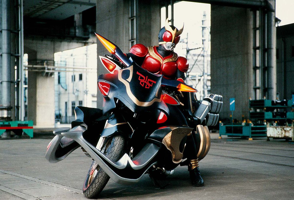 jokergatack's tweet photo. The Kuuga rider machine is fine. But it becomes stellar when merged with the Gouram. Genuinely awesome design. https://t.co/rFV0vHgppD