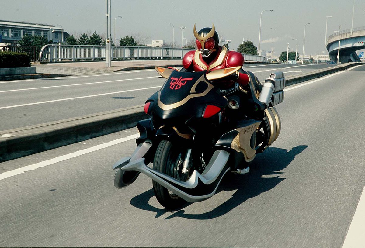 jokergatack's tweet photo. The Kuuga rider machine is fine. But it becomes stellar when merged with the Gouram. Genuinely awesome design. https://t.co/rFV0vHgppD