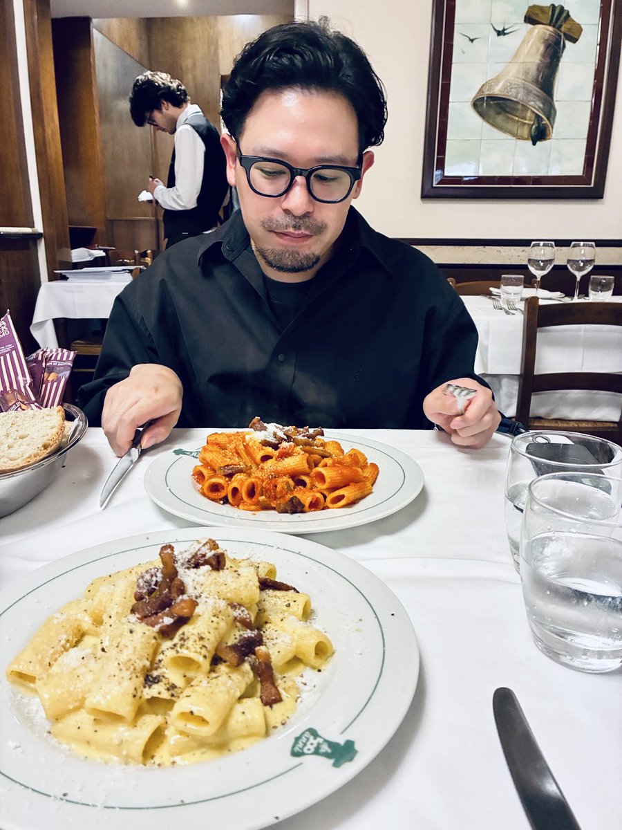 DaisukeIto1989's tweet photo. ローマ着。創業500年を越える老舗「Ristorante La Campana」へ。本場のアマトリチャーナとカルボナーラを頂きました。シンプルだからこそ、素材の良さや調理の技術が際立っていて、雰囲気も相まって、この場でしか食べられない一皿でした。お料理が趣味なので、本場のイタリア料理を知る旅にします。 https://t.co/WcaIlnry13