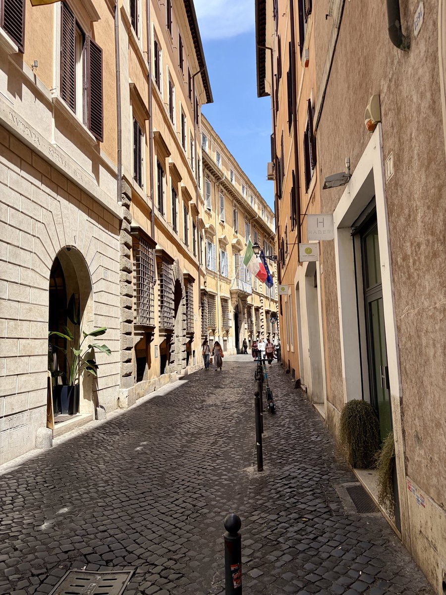 DaisukeIto1989's tweet photo. ローマ着。創業500年を越える老舗「Ristorante La Campana」へ。本場のアマトリチャーナとカルボナーラを頂きました。シンプルだからこそ、素材の良さや調理の技術が際立っていて、雰囲気も相まって、この場でしか食べられない一皿でした。お料理が趣味なので、本場のイタリア料理を知る旅にします。 https://t.co/WcaIlnry13