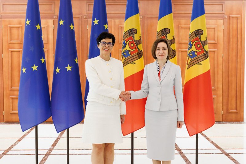 MDAmbEU's tweet photo. Productive meeting of President @sandumaiamd with the European Commissioner for Enlargement @MartaKosEU .
Next steps into our accession path, Growth Plan implementation, justice sector reform&amp; local public administration reform were discussed. https://t.co/DMMAkZPAp9