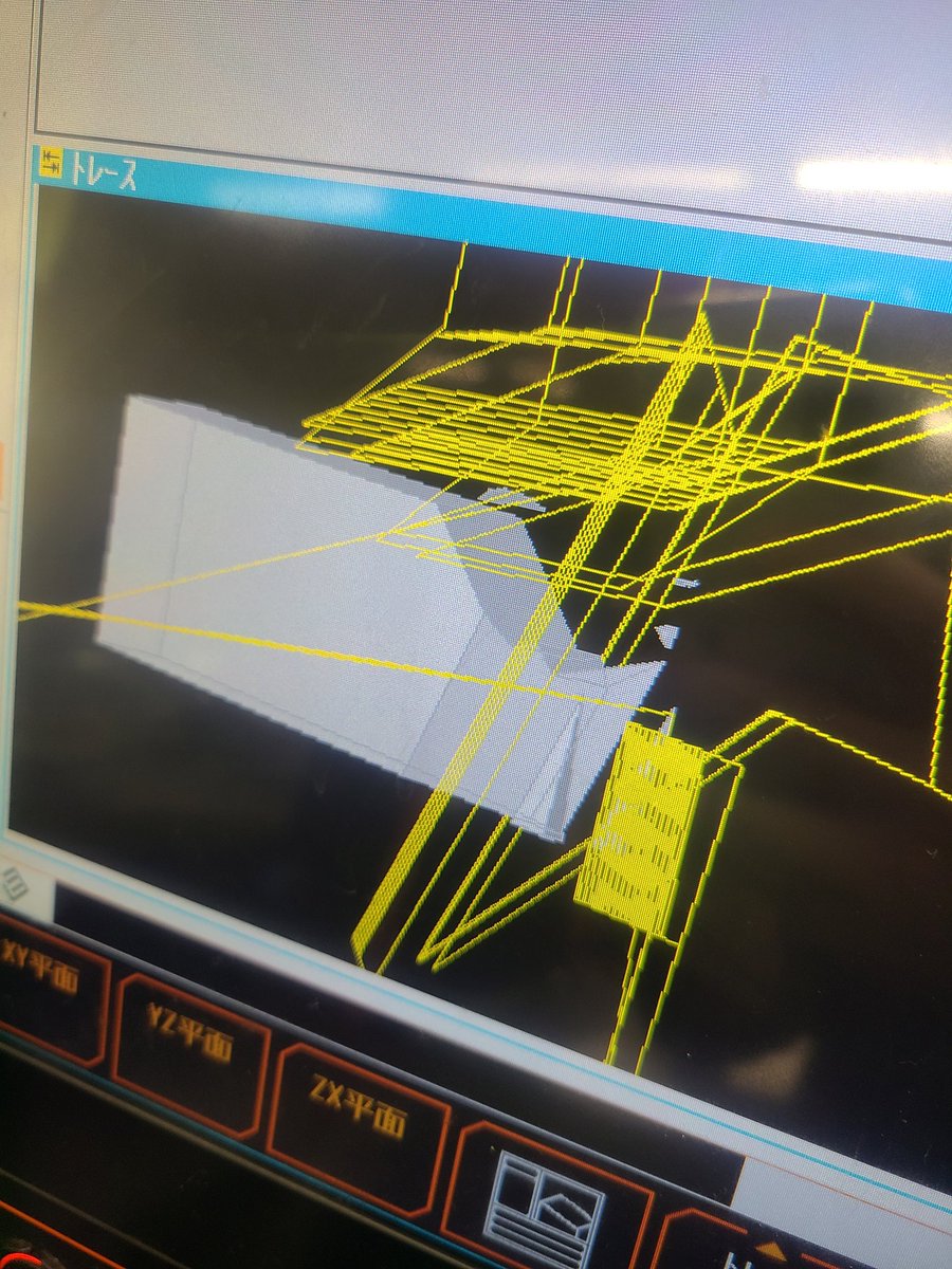 mitakouki's tweet photo. ダイヤモンドコンパックスバイトのシャンク作成風景です❗
芯高の公差が厳しめの製品で、シャンクも研磨箇所が多く切削の時点で刃先の研削組と連携を取って作成しております😌
油断すると最終工程近くで取り代がないなんてことになりかねないので非常に重要な母材作りです😋

#製造業
#金属加工 https://t.co/rxPrFsIMpT