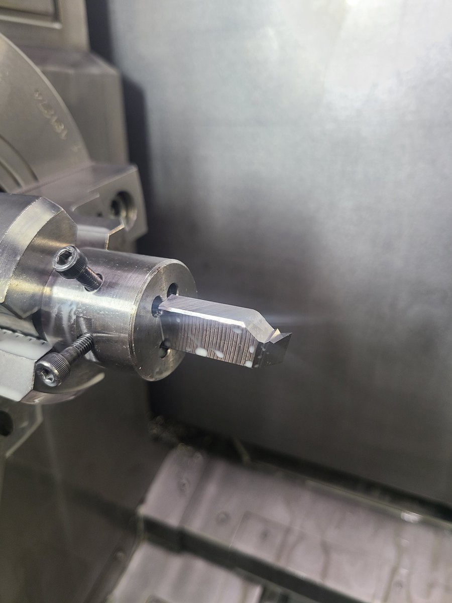 mitakouki's tweet photo. ダイヤモンドコンパックスバイトのシャンク作成風景です❗
芯高の公差が厳しめの製品で、シャンクも研磨箇所が多く切削の時点で刃先の研削組と連携を取って作成しております😌
油断すると最終工程近くで取り代がないなんてことになりかねないので非常に重要な母材作りです😋

#製造業
#金属加工 https://t.co/rxPrFsIMpT
