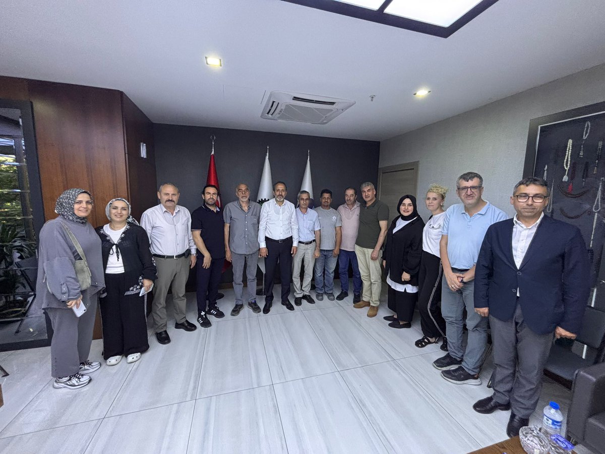 hizmetisakarya's tweet photo. Adapazarı Belediyesinde görevli üyelerimiz sendikamıza ziyarette bulunarak yeni Yönetim Kurulumuza hayırlı olsun dileklerini ilettiler.

Nazik ziyaretleri ve güzel temennileri için kendilerine teşekkür ediyor, çalışmalarında kolaylıklar diliyoruz.
@hizmetissendika 
@ibr_ylmaz 
@resulyuksel54 
@Erturul05521833