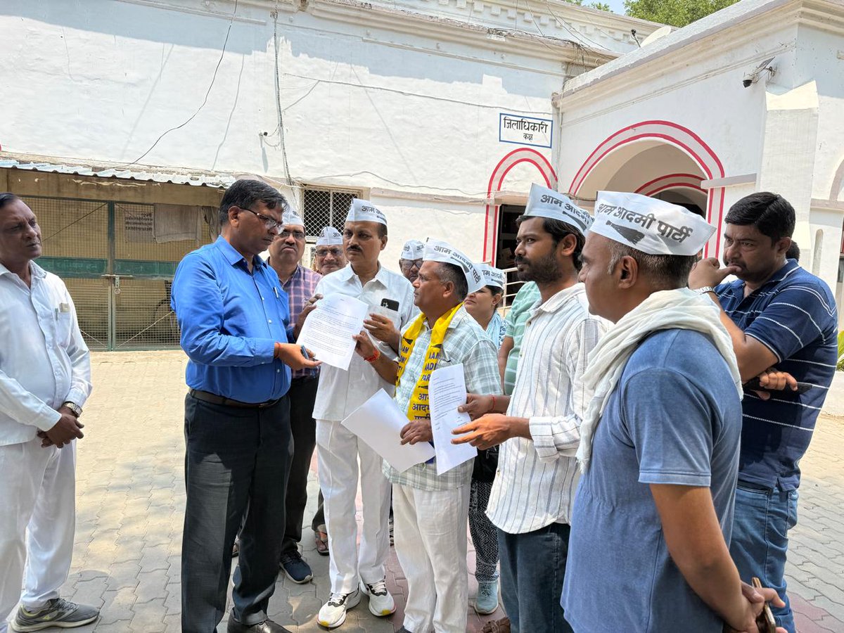 AAPLkoMandal's tweet photo. यूपी में हो रही अघोषित 'बिजली कटौती' के खिलाफ रायबरेली जनपद में जिला अध्यक्ष सुभाष सोनी जी के नेतृत्व में कार्यकर्ताओं ने जोरदार प्रदर्शन कर महामहिम राज्यपाल महोदया जी को संबोधित ज्ञापन प्रशासनिक अधिकारी को सौंपा।

बिजली कटौती से मचा हाहाकार,
नींद से जागो निकम्मी बीजेपी सरकार https://t.co/WdmDJhIPeS